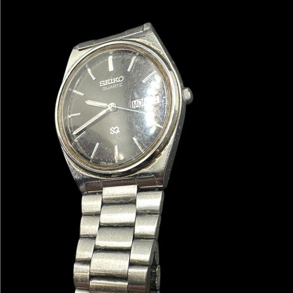 Seiko Silver Timepiece with Dark Face - Picture 3 of 4